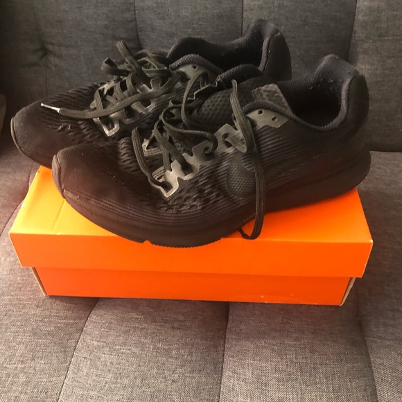 Sneakers - Picture 2 of 6